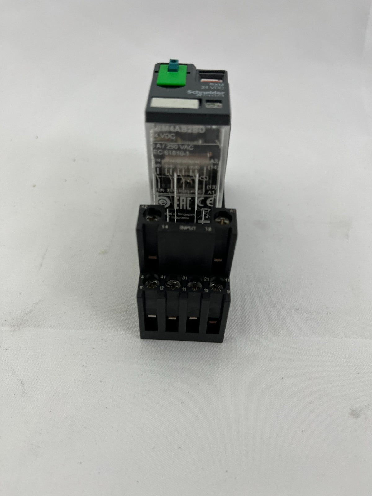 Schneider RXM4AB2B2BD 24VDC Plug-In Relay + RXZE2M114M DIN Rail Socket NEW