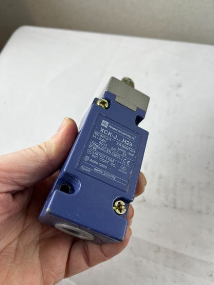 Telemecanique XCK-J H29 Limit Switch with ZCK-E67 Roller Plunger Head 240V 3A
