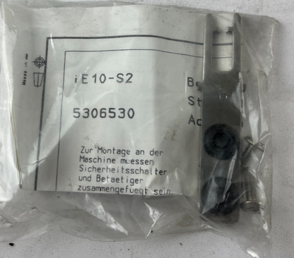Sick iE10-S2 Safety Actuator 5306530 Straight Interlock Switch i10 Lock New