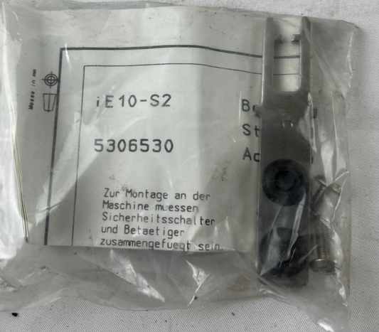 Sick iE10-S2 Safety Actuator 5306530 Straight Interlock Switch i10 Lock New