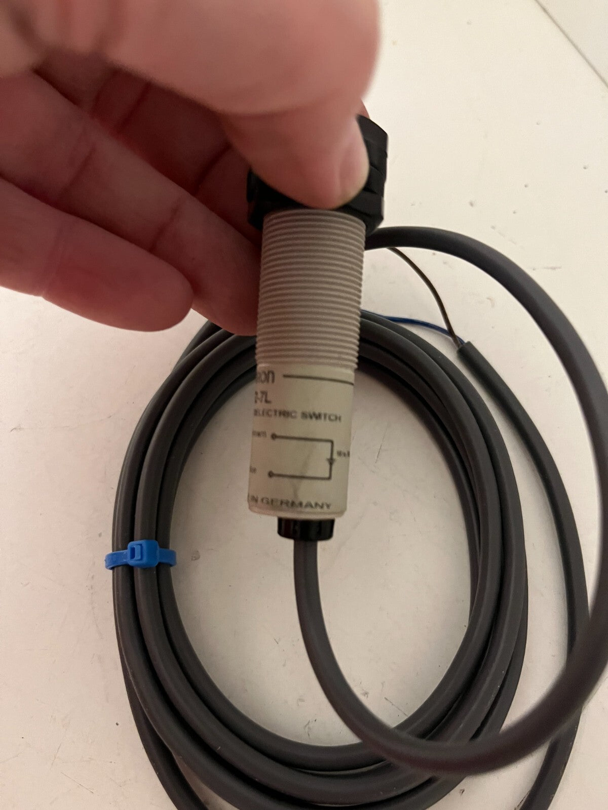 Omron E3F2-7L 2M Photoelectric Switch 10-30VDC New  - Spare Parts