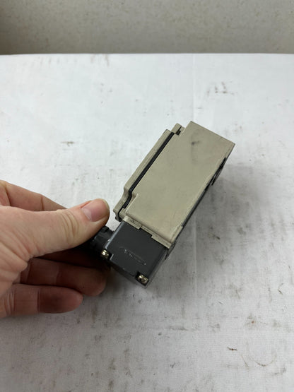 Omron D4B-1171N Limit Switch IP67 2A 400V Industrial Position Switch Used Spare