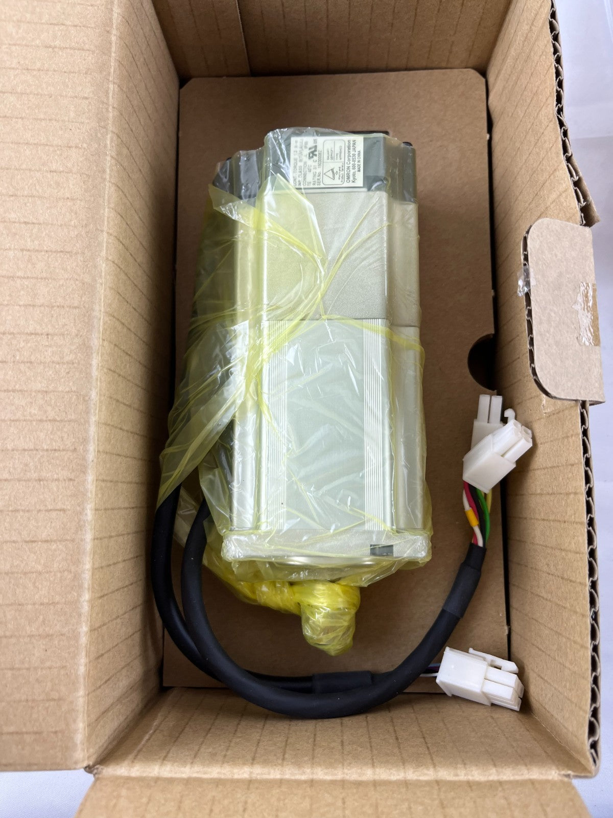 Omron R88M-G40030H-BS2 AC Servo Motor 400W 200V 3000rpm G-Series w/ Brake NEW