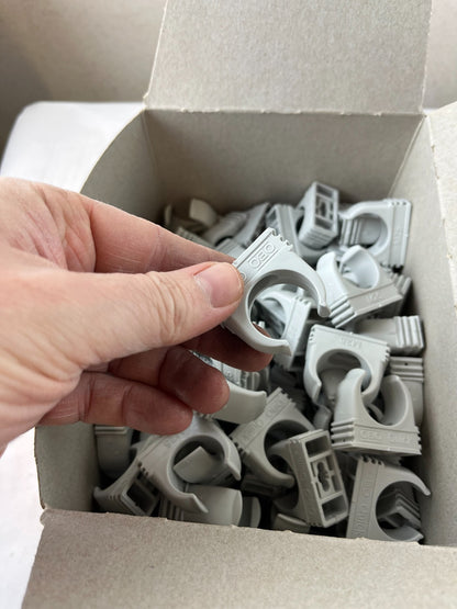 OBO Bettermann Quick-Schelle M25 2955 Pipe Clips Lot, Light Grey, Unused Box