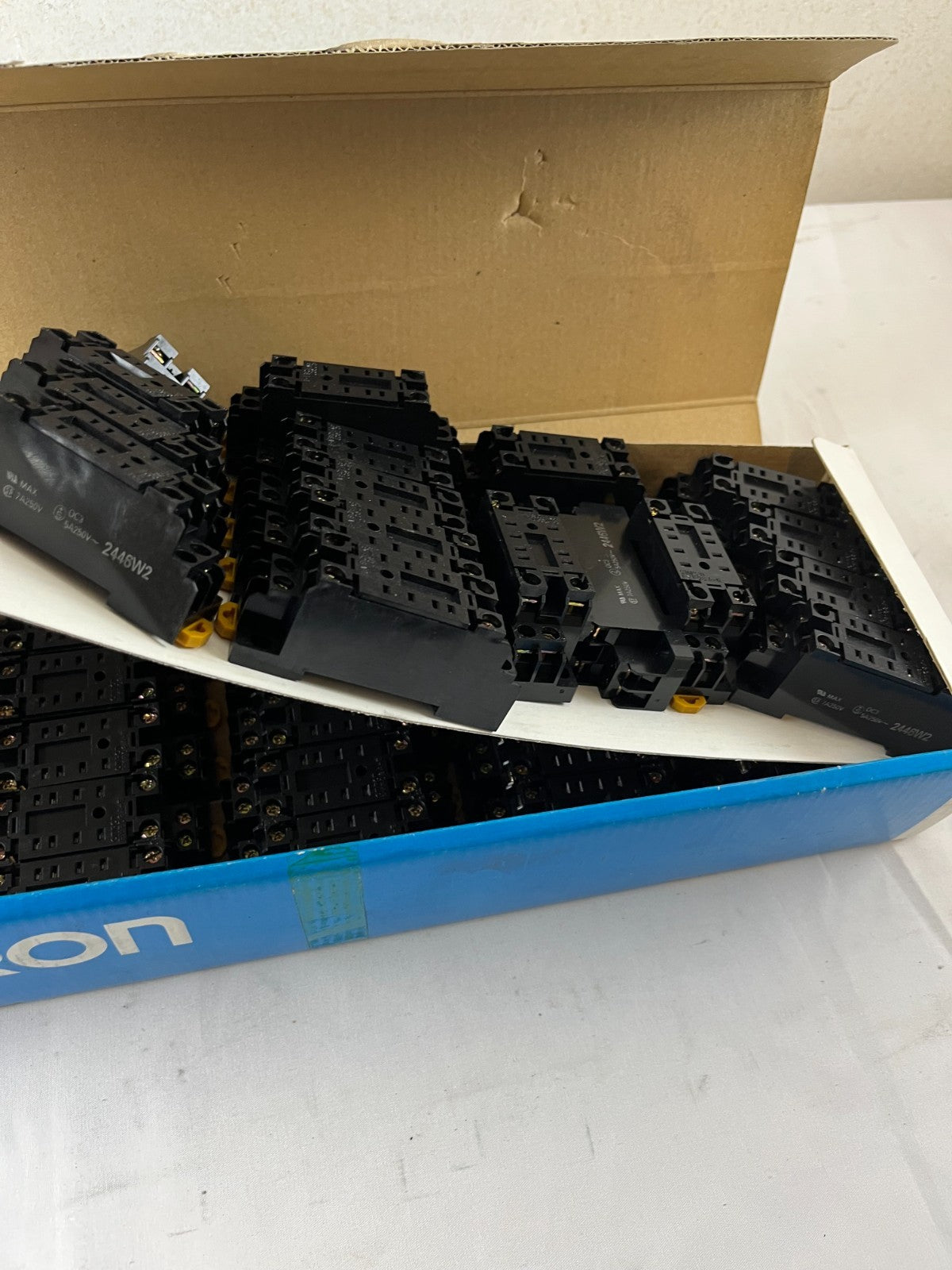 Omron PYF08A-E Relay Socket 8 Pin DIN Rail 40+ pcs New Bulk Bundle Spare Units