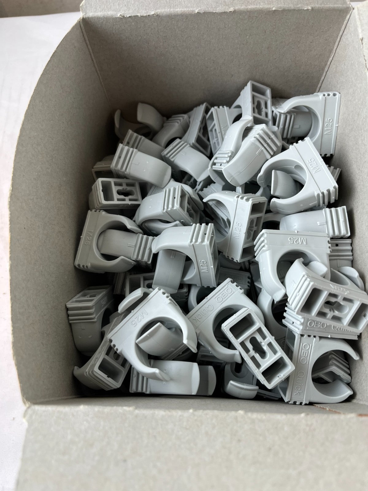 OBO Bettermann Quick-Schelle M25 2955 Pipe Clips Lot, Light Grey, Unused Box