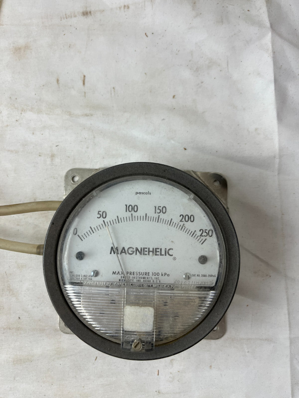 Dwyer Magnehelic 2000-250Pa Differential Pressure Gauge Used Spare Unit
