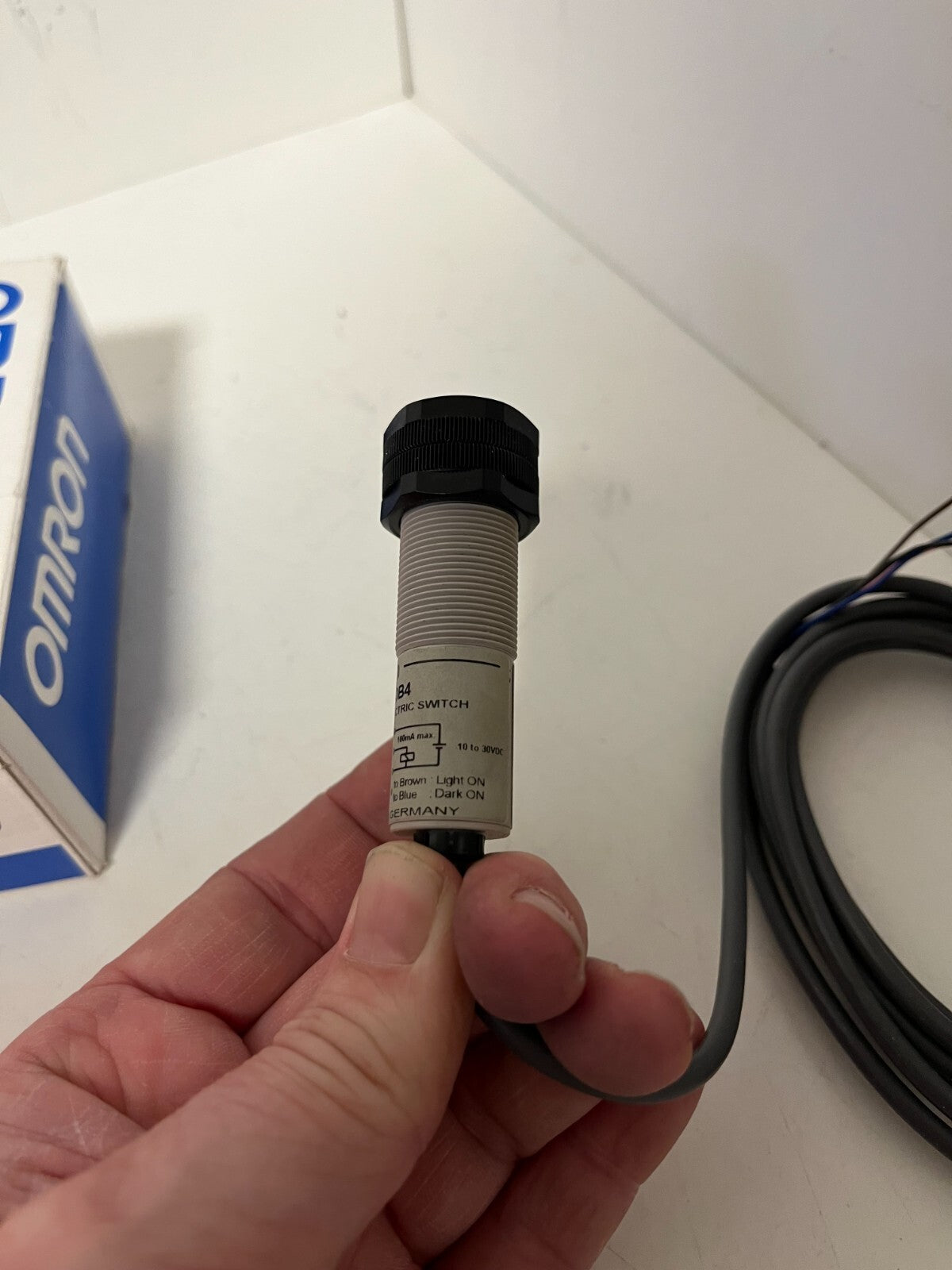 Omron E3F2-7B4 2M Photoelectric Switch 10-30VDC New in Box - Spare Parts