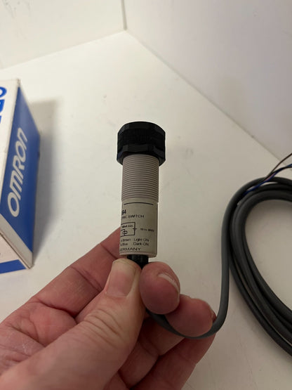 Omron E3F2-7B4 2M Photoelectric Switch 10-30VDC New in Box - Spare Parts