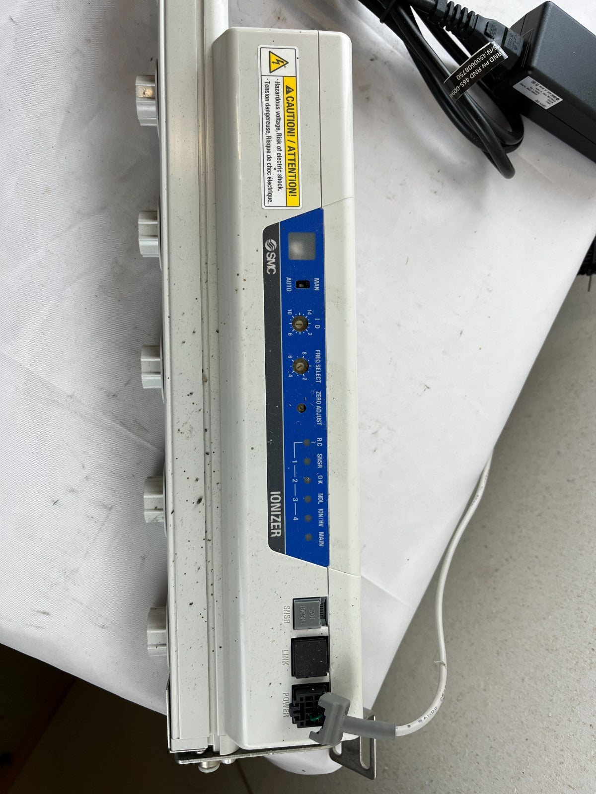 SMC IZS41‑1120‑06B Bar Type Ionizer With Brackets And 24V PSU, Used Spare Unit
