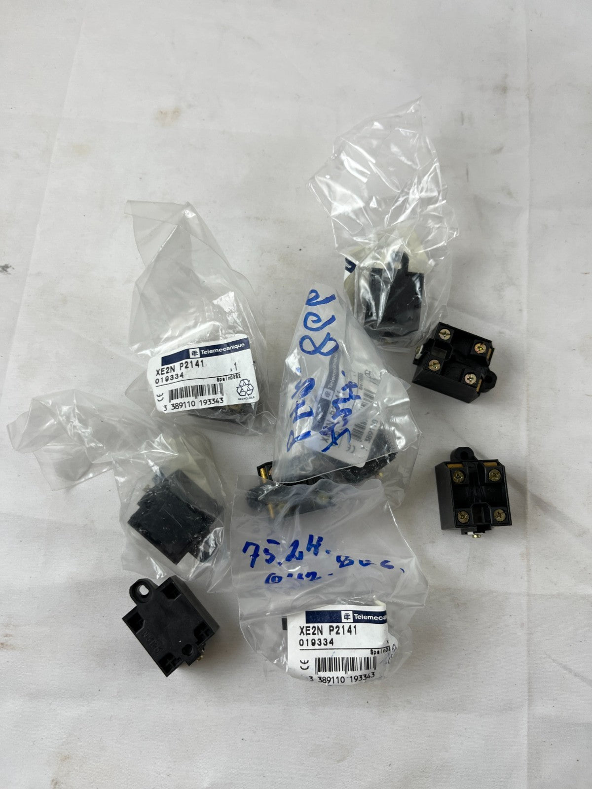 Telemecanique XE2N P2141 Contact Blocks Lot of 9 New Old Stock Industrial Switch