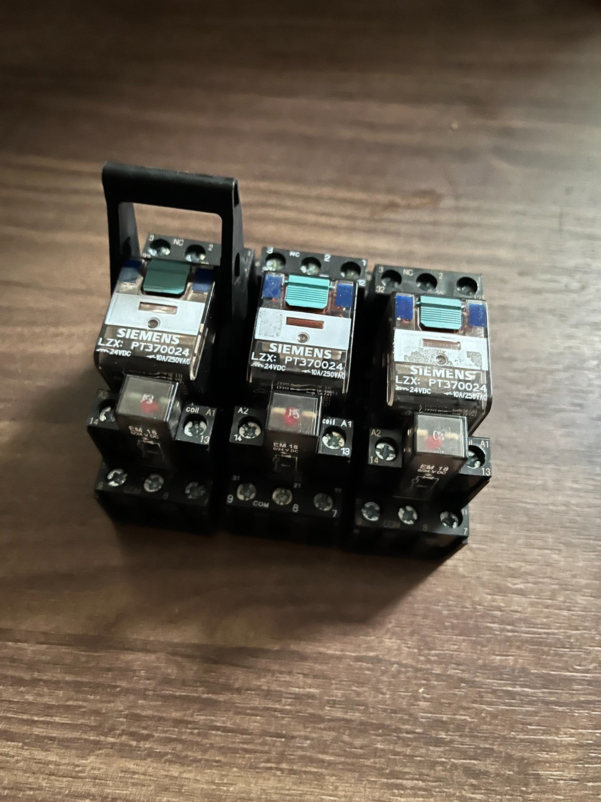 Siemens LZX:PT370024 & LZS:PT3A5L24 24VDC 10A Plug-In Relay Bundle of 3 Used