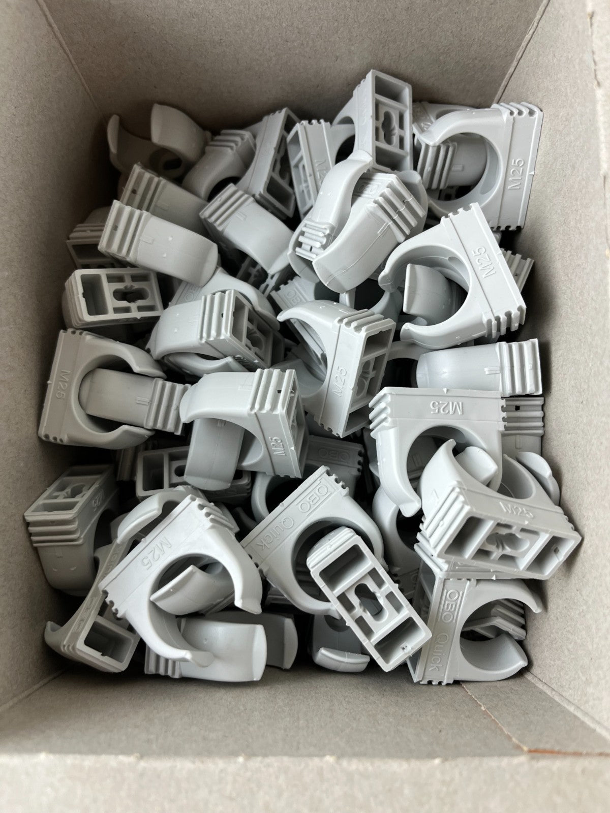 OBO Bettermann Quick-Schelle M25 2955 Pipe Clips Lot, Light Grey, Unused Box