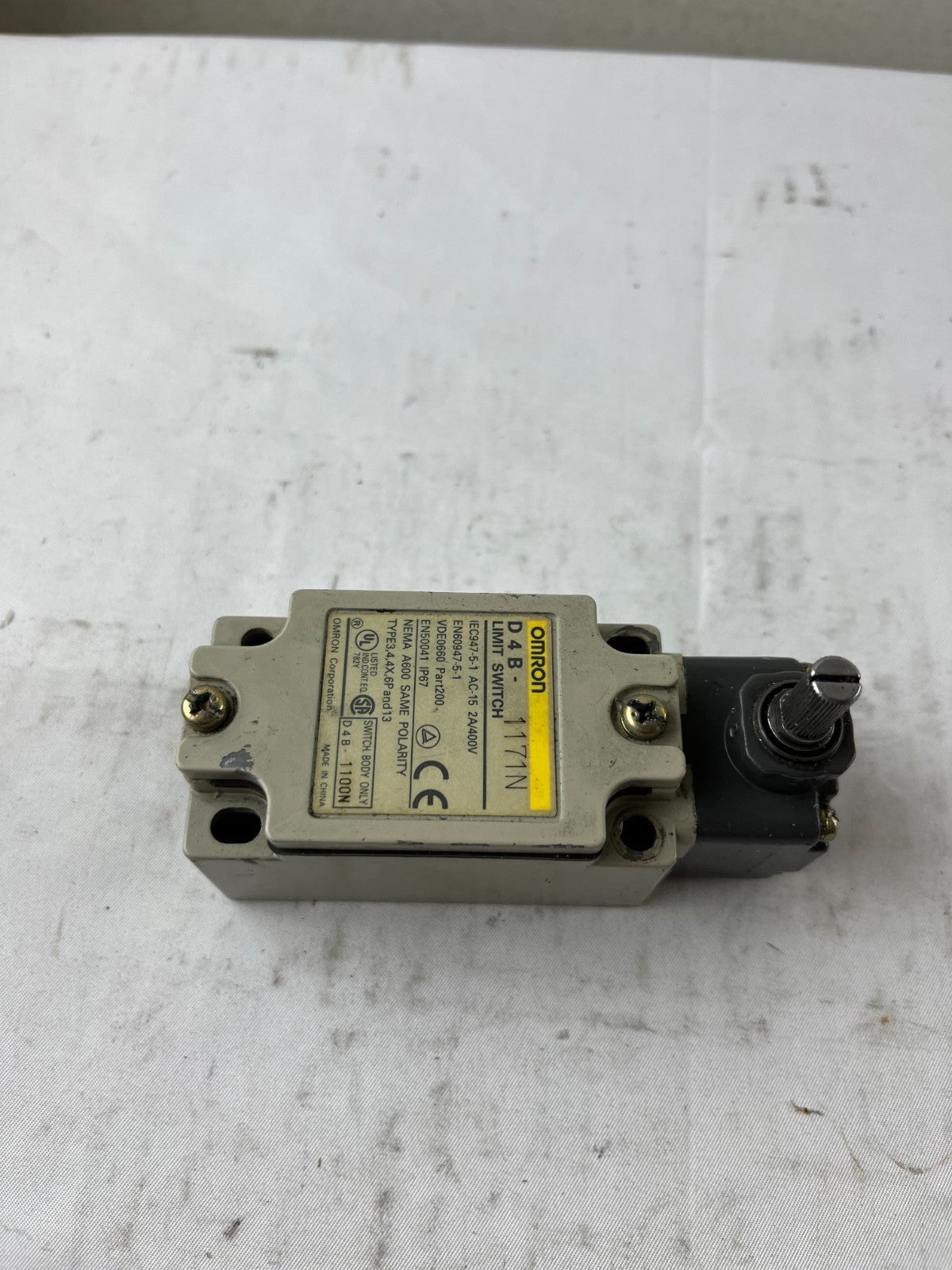 Omron D4B-1171N Limit Switch IP67 2A 400V Industrial Position Switch Used Spare
