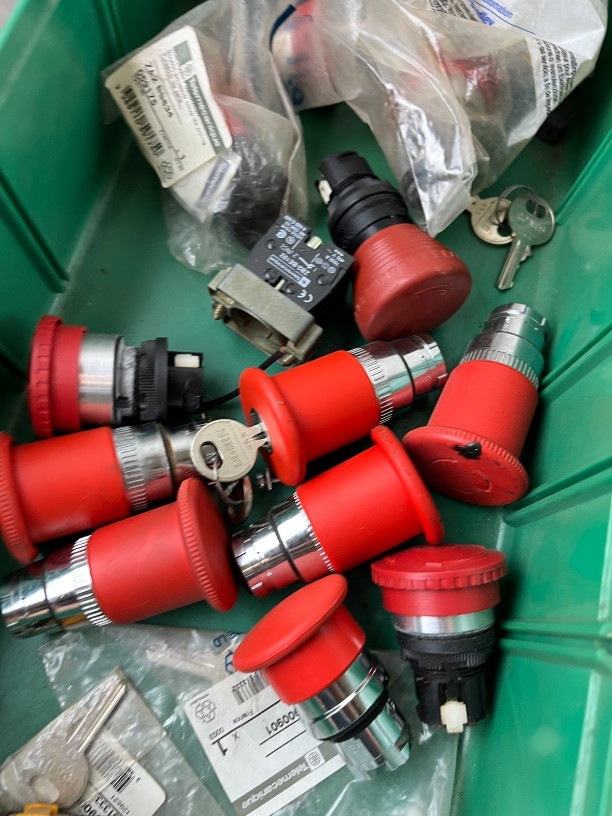 Mixed Lot – Emergency Stop Pushbuttons, Keyed E‑Stops, Contact Blocks Used + New