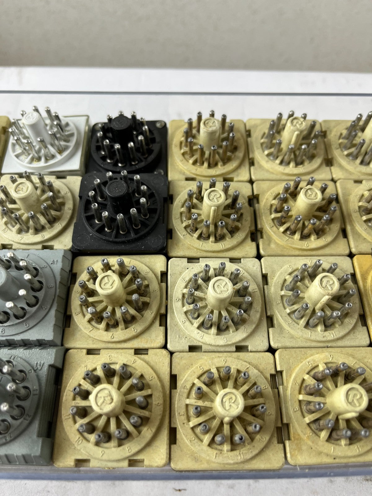 Mixed Industrial Plug-In Relay Lot 32pcs Schrack Releco Zettler 24V 10A Used