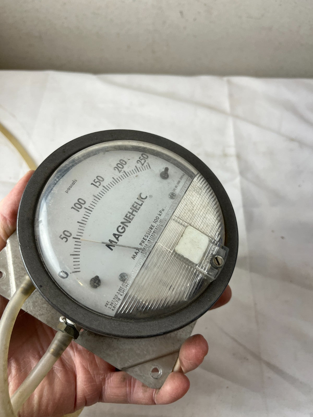 Dwyer Magnehelic 2000-250Pa Differential Pressure Gauge Used Spare Unit