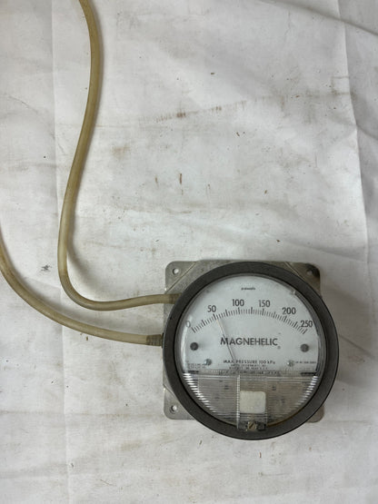 Dwyer Magnehelic 2000-250Pa Differential Pressure Gauge Used Spare Unit