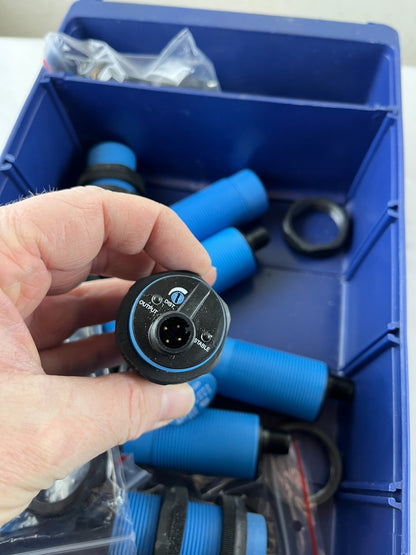 Sick UM30 Ultrasonic Sensor Lot 10pcs New M30 2m-8m Range Blue UM30-213 UM30-215