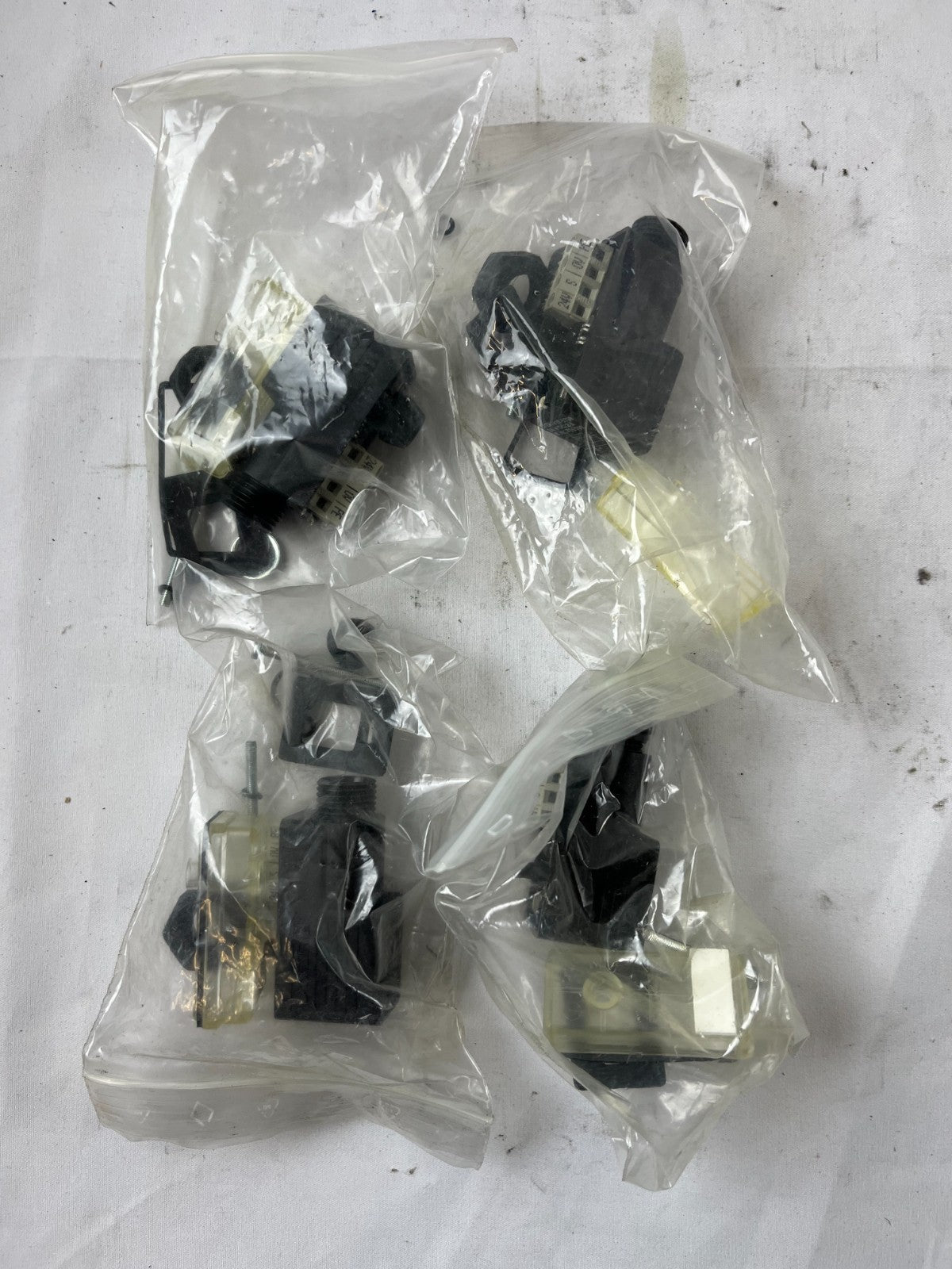 LVER V12-5709 24V DC Solenoid Valve Connector Plug DIN New 4pcs Spare Units