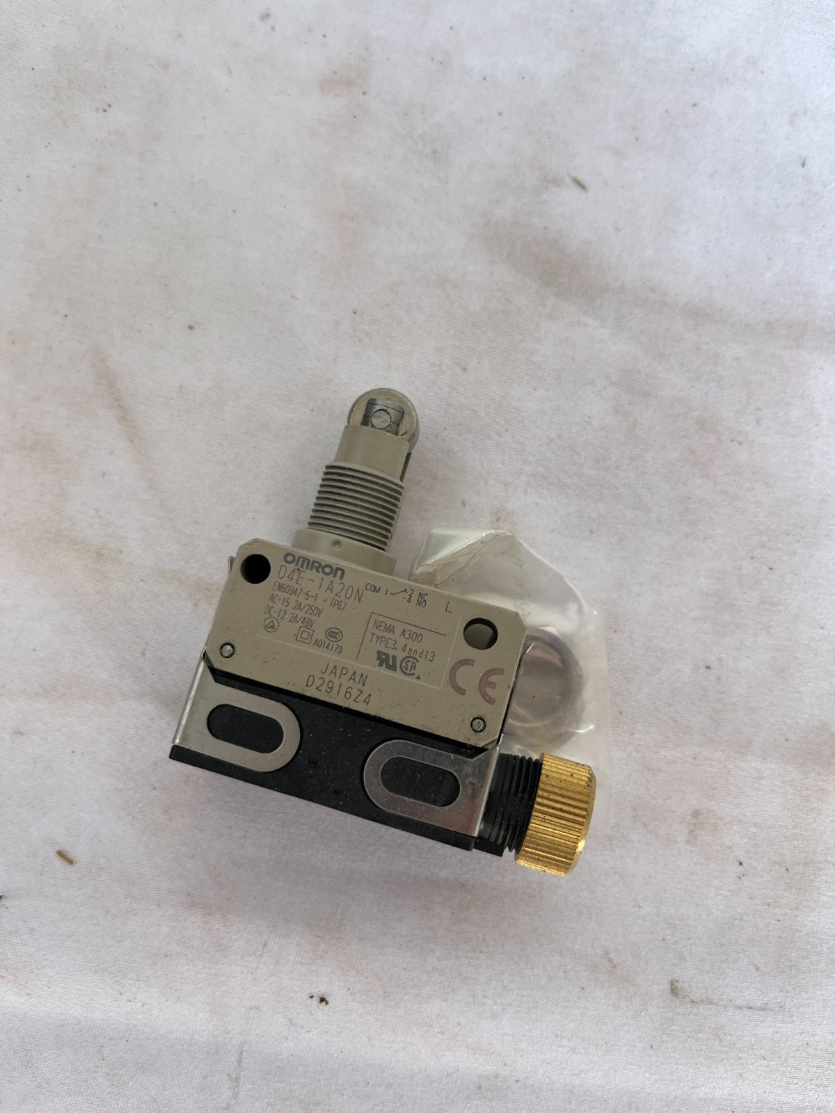 Omron D4F-1A20N Compact Limit Switch Roller Plunger IP67 New Spare Unit
