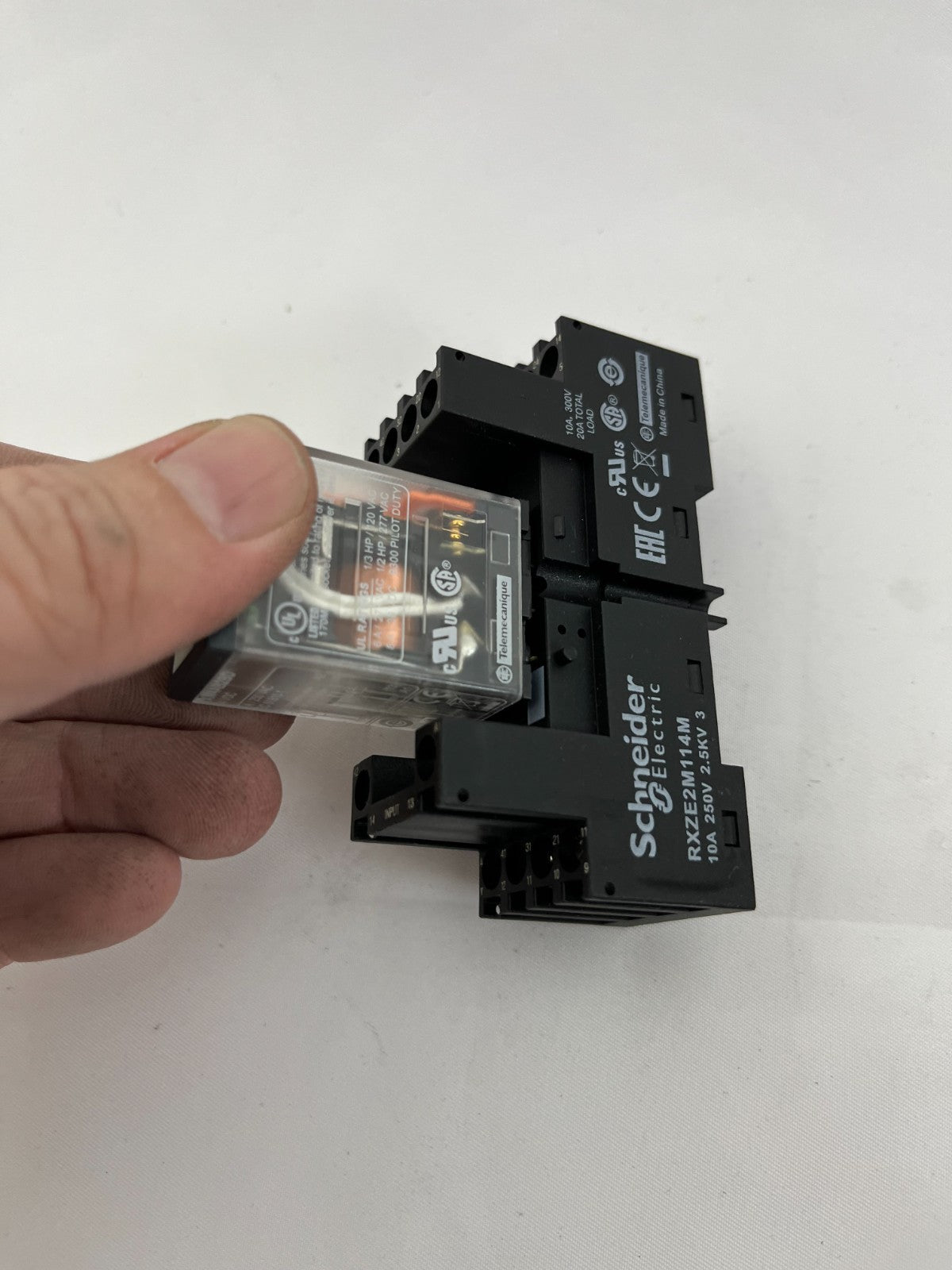 Schneider RXM4AB2B2BD 24VDC Plug-In Relay + RXZE2M114M DIN Rail Socket NEW