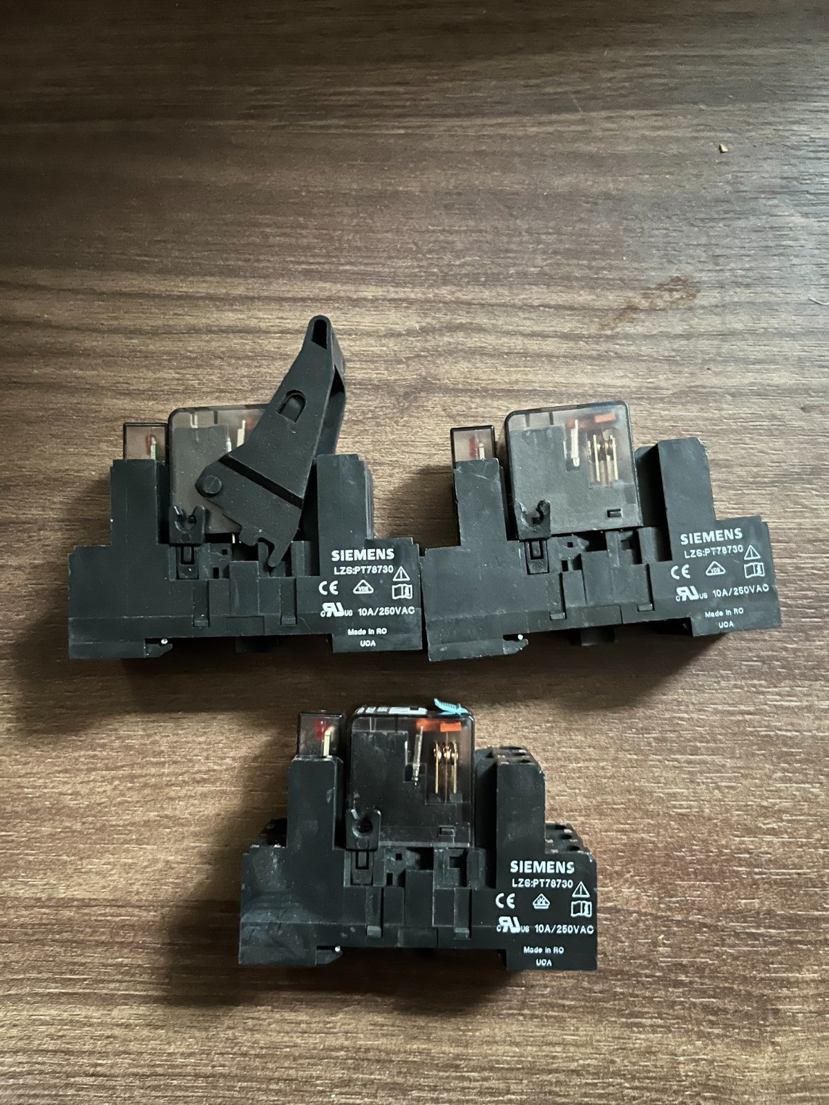 Siemens LZX:PT370024 & LZS:PT3A5L24 24VDC 10A Plug-In Relay Bundle of 3 Used