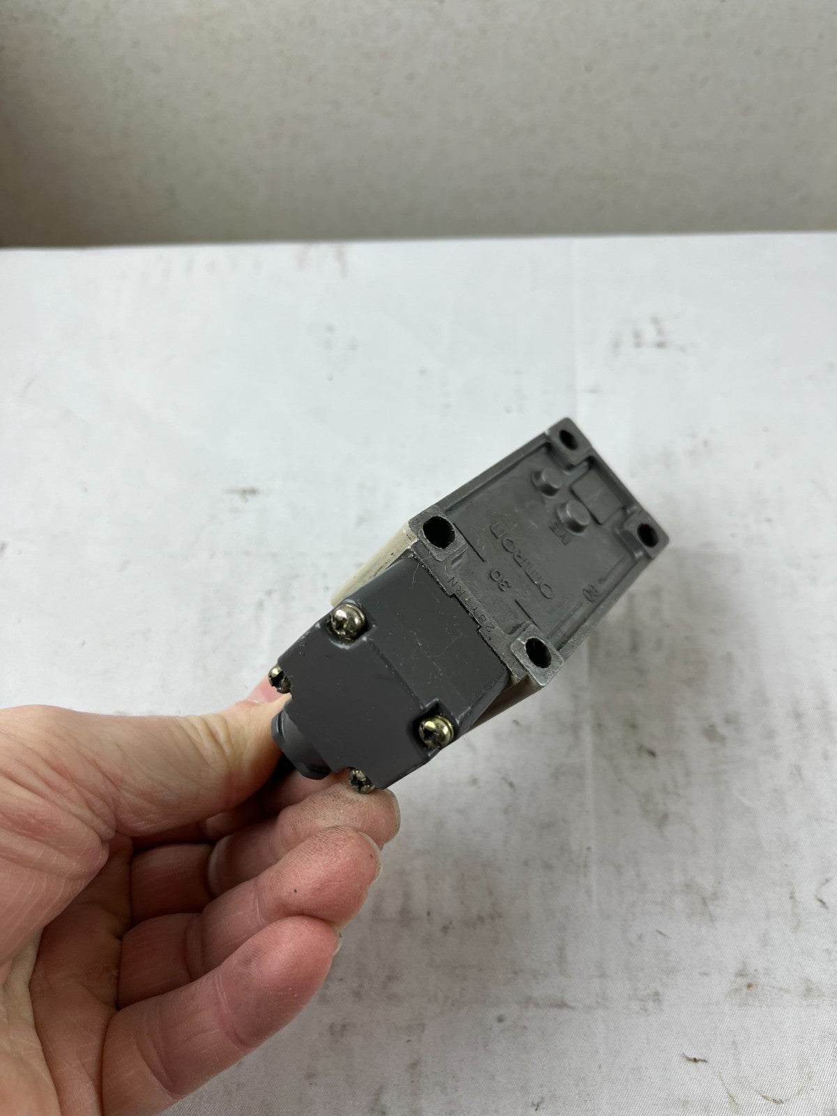 Omron D4B-1171N Limit Switch IP67 2A 400V Industrial Position Switch Used Spare