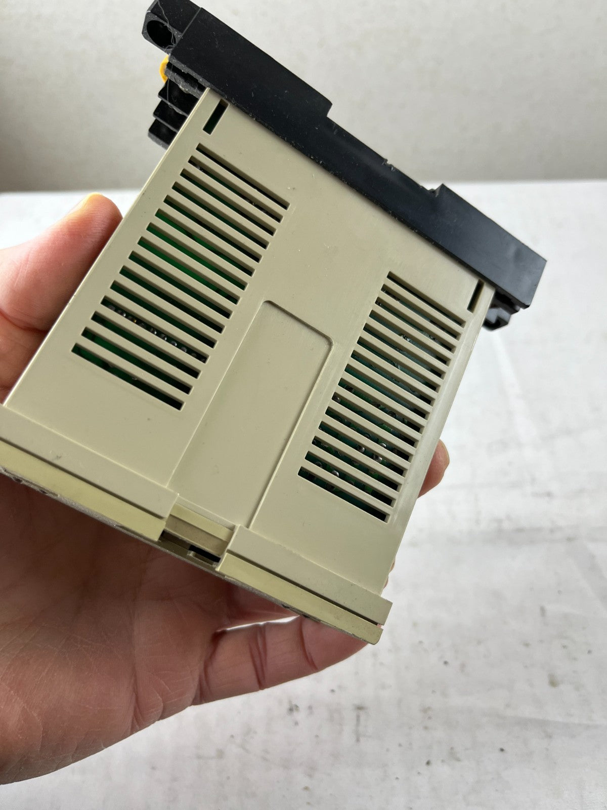 Omron 3G2A3-OC221 SYSMAC I/O Device Output Module 2A 250VAC Used Spare Part