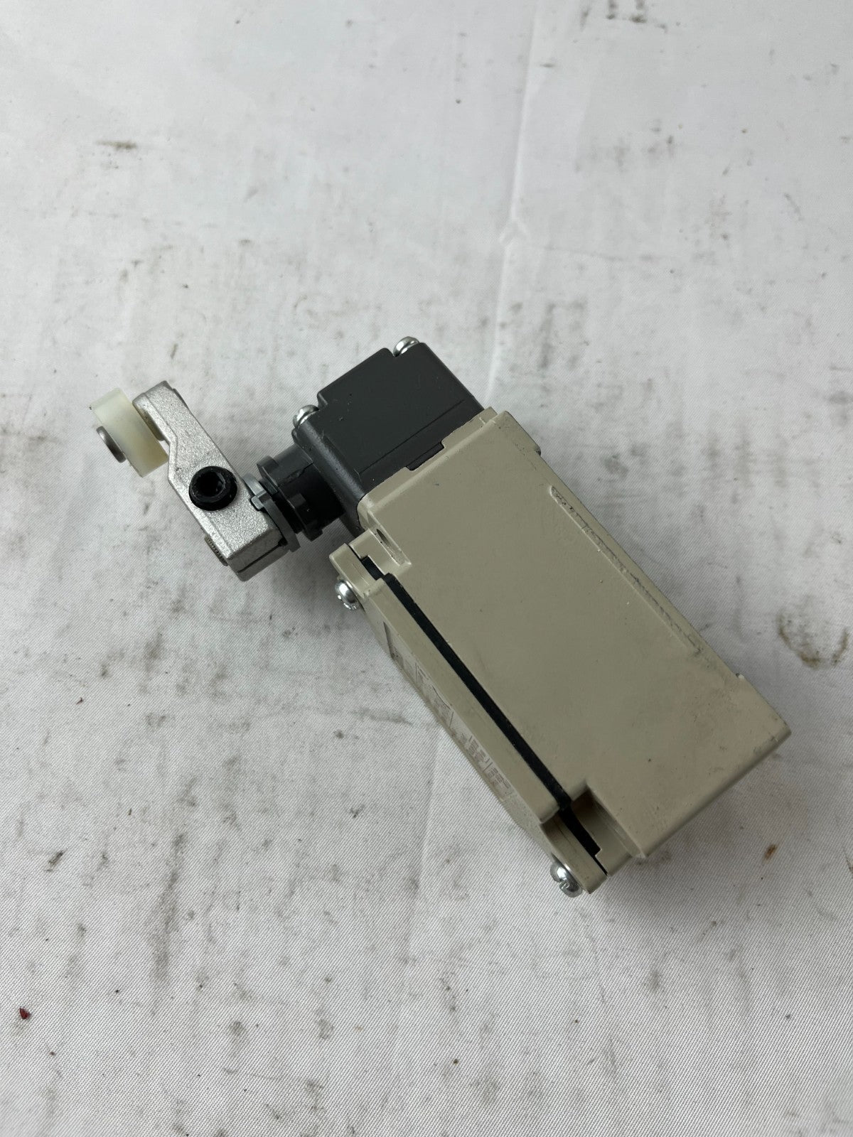 Omron D4B-4A11N Limit Switch Roller Lever IP67 2A 400V Industrial Used Spare
