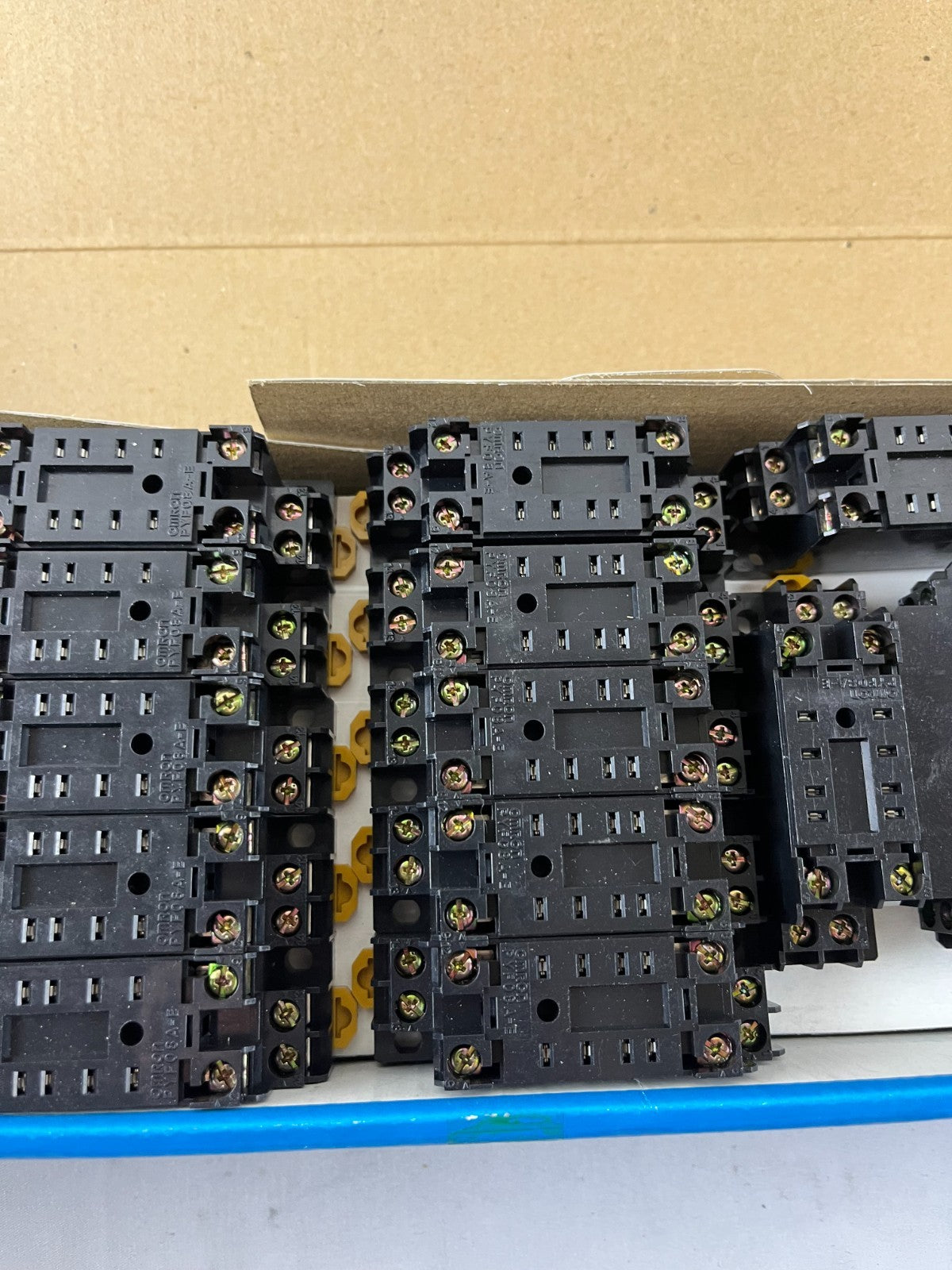Omron PYF08A-E Relay Socket 8 Pin DIN Rail 40+ pcs New Bulk Bundle Spare Units