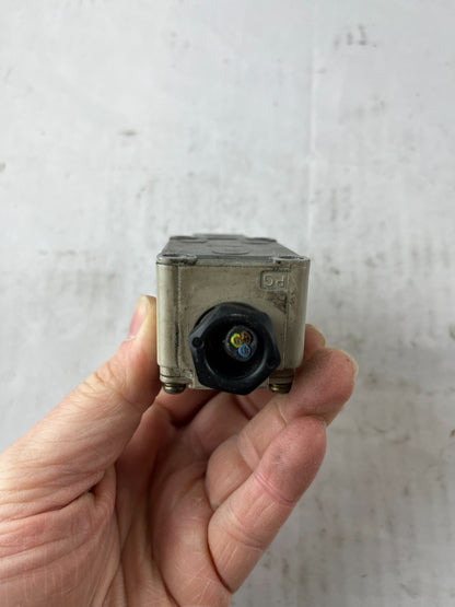 Omron WL Limit Switch WL3A2-G 10A 500V Rotary Shaft Used Spare Unit