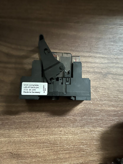Siemens LZX:PT370024 & LZS:PT3A5L24 24VDC 10A Plug-In Relay Bundle of 3 Used