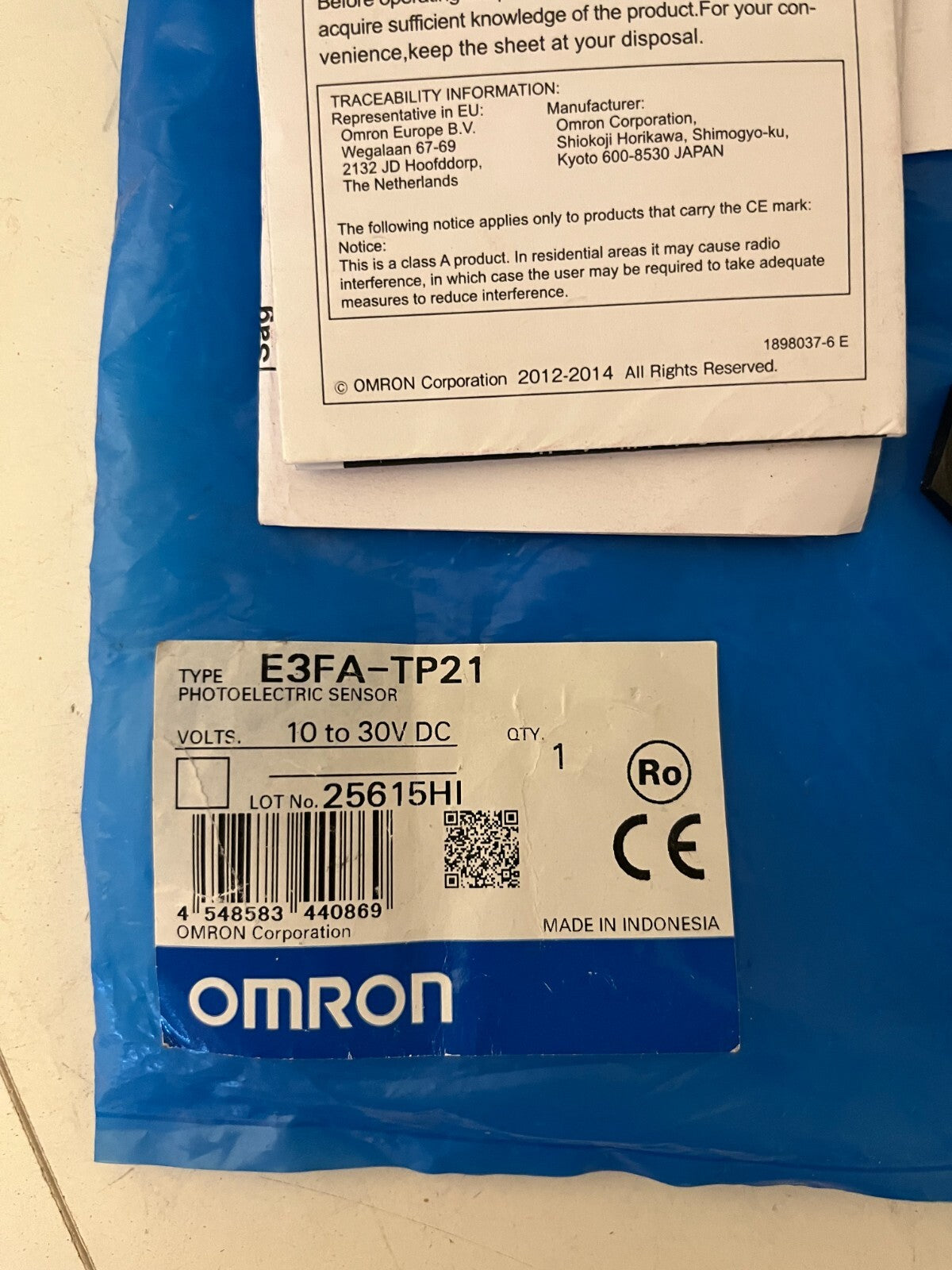 Omron E3FB-DP22 Photoelectric Sensor 10-30VDC M18 New w/ Manual & Mounts