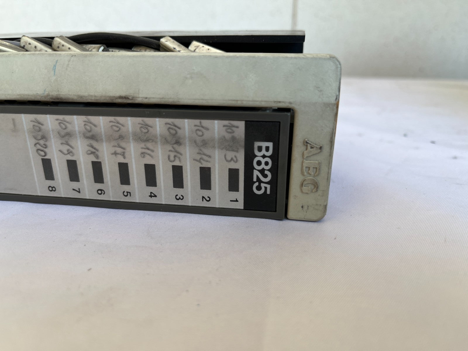 Schneider Modicon AS-B825-016 24VDC True High 16 Point Input Module Used