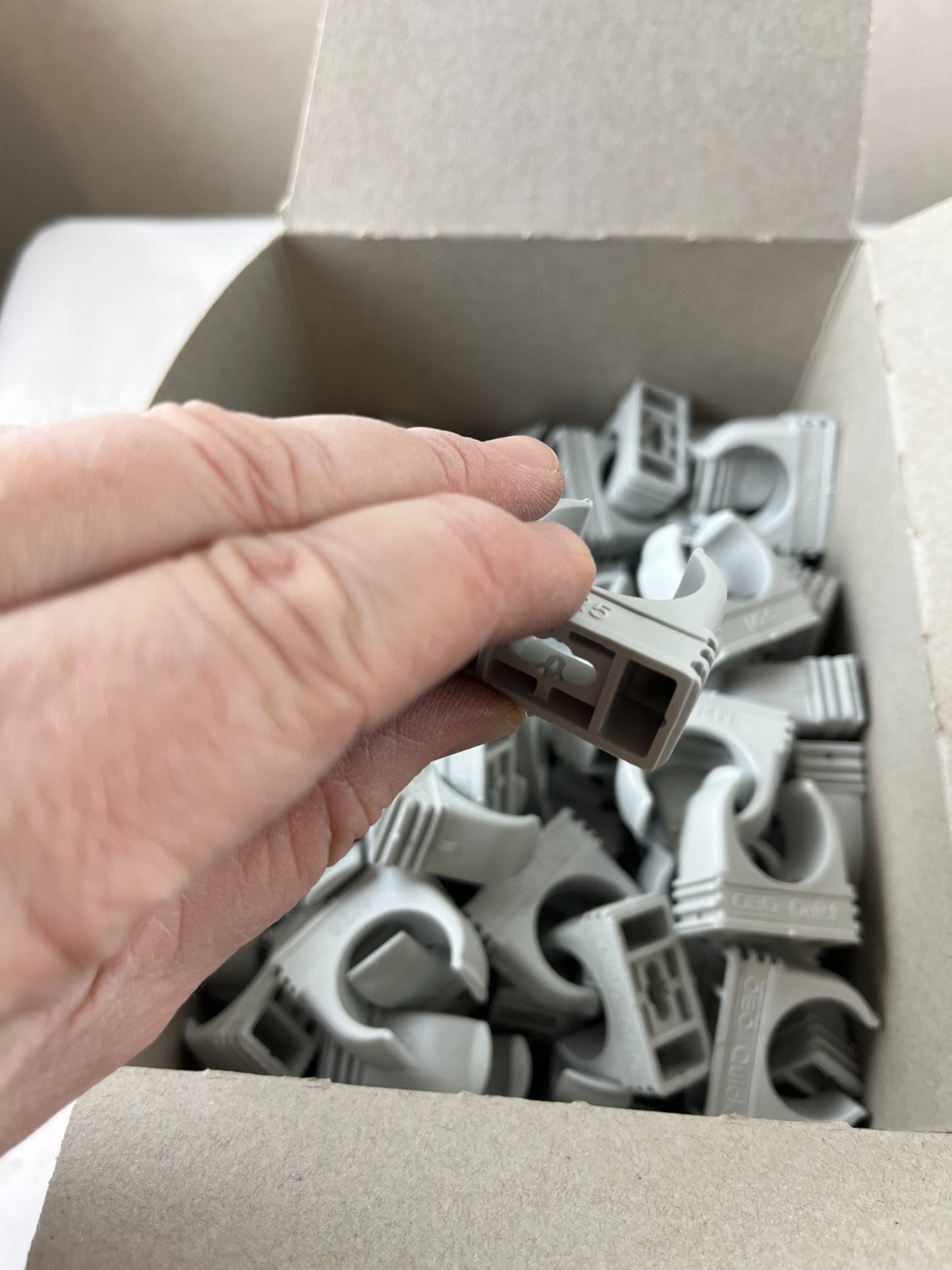 OBO Bettermann Quick-Schelle M25 2955 Pipe Clips Lot, Light Grey, Unused Box
