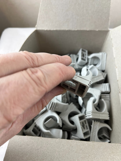 OBO Bettermann Quick-Schelle M25 2955 Pipe Clips Lot, Light Grey, Unused Box