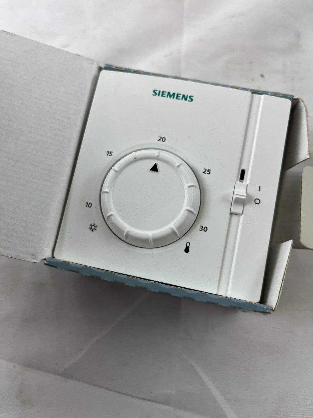 Siemens RAA30 Mechanical Room Thermostat 10–30 °C Heating Cooling New