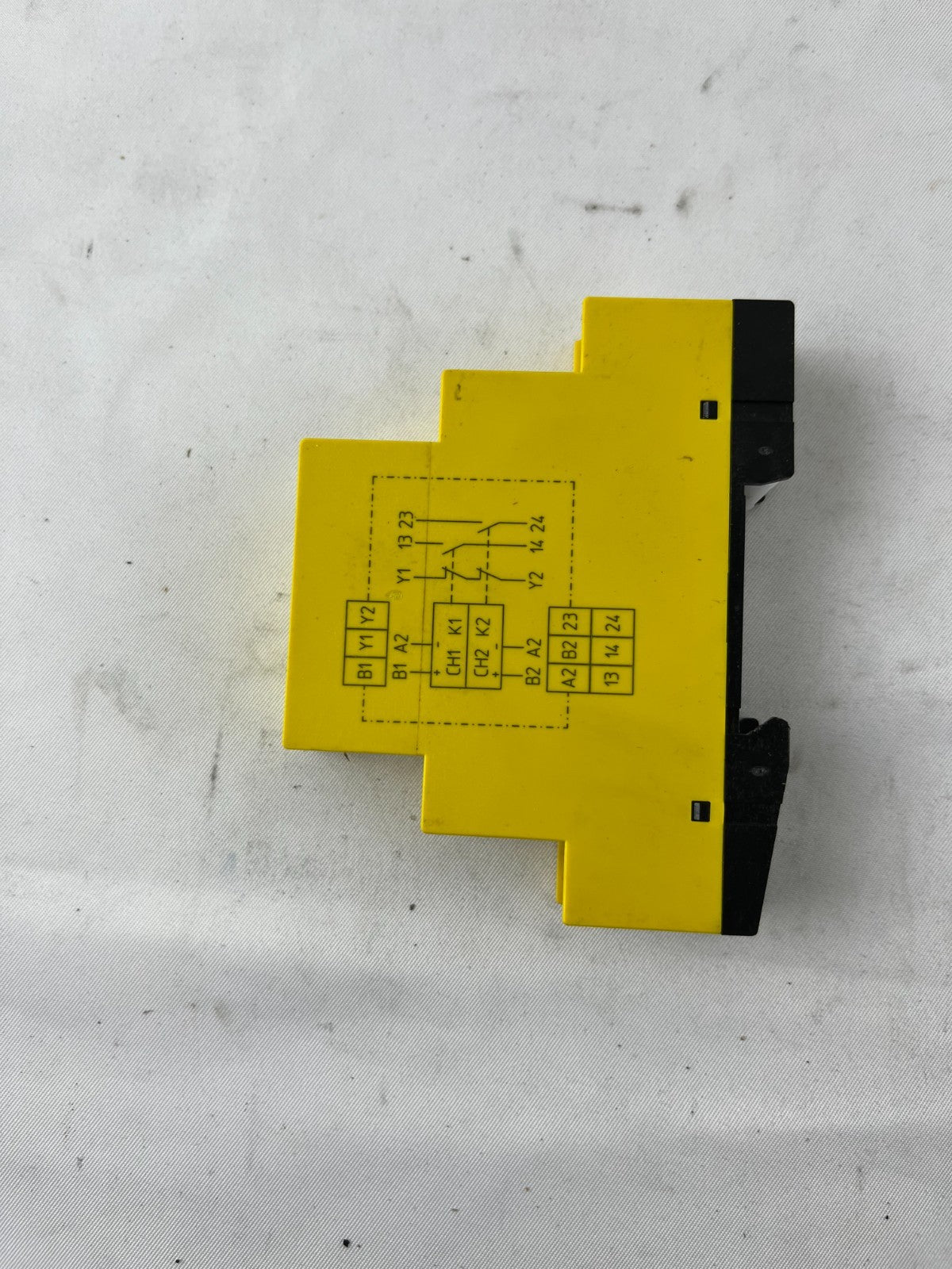 SICK UE10-2FG2D0 Safety Extension Relay 24VDC 6A SIL3 Cat4 PLe NEW 1043915