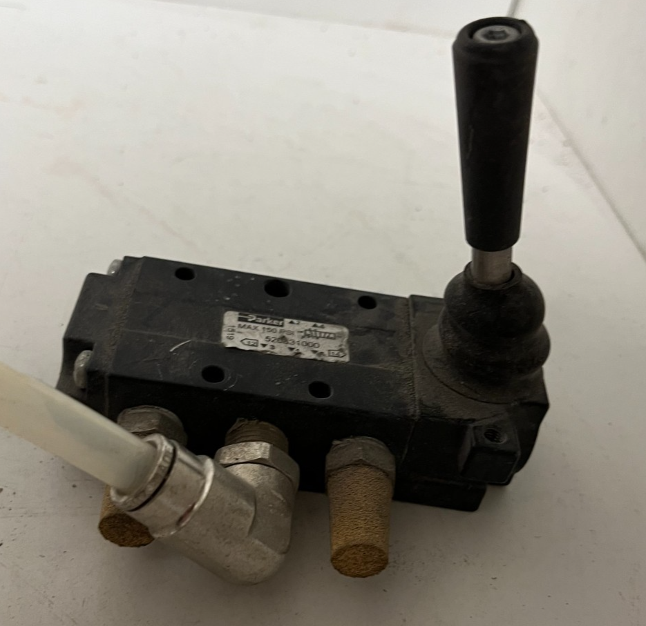 Parker 5203.31000 Pneumatic Lever Valve 5/2 1/4" Manual Air Directional, Used