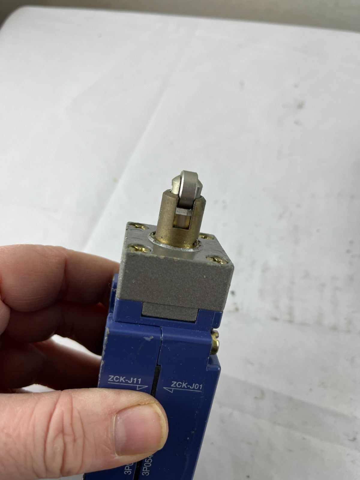 Telemecanique XCK-J H29 Limit Switch with ZCK-E67 Roller Plunger Head 240V 3A