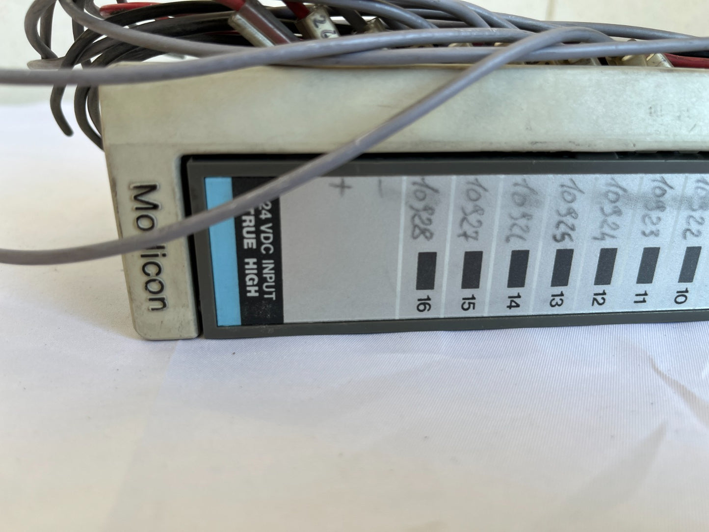 Schneider Modicon AS-B825-016 24VDC True High 16 Point Input Module Used