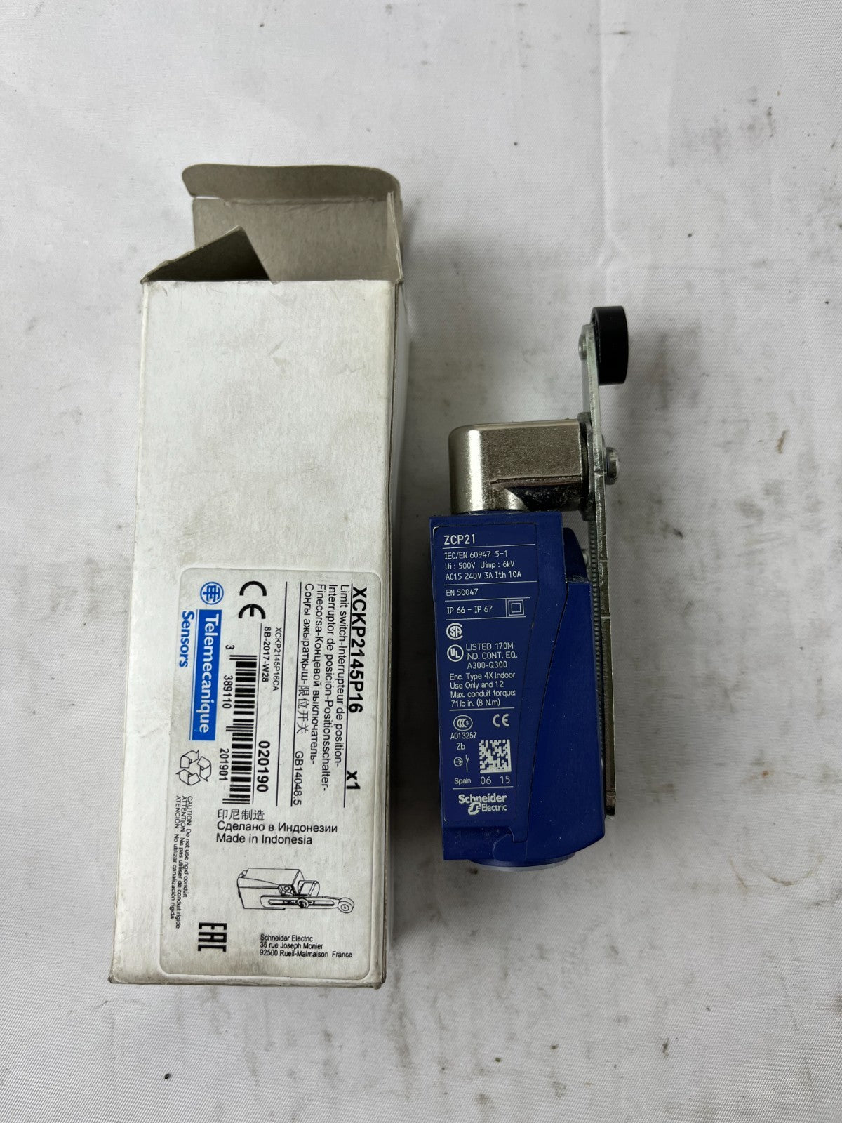Telemecanique XCKP2145P16 Limit Switch Roller Lever IP67 240VAC 3A NEW Spare