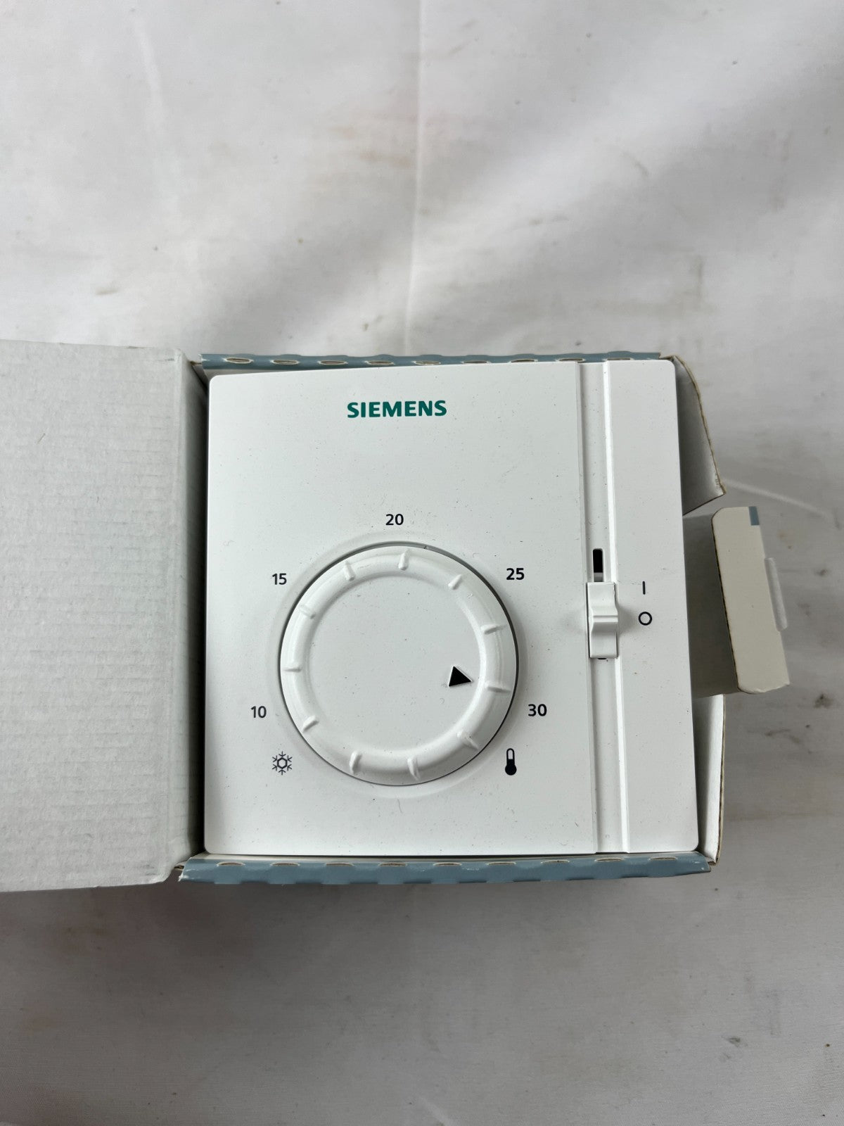 Siemens RAA30 Mechanical Room Thermostat 10–30 °C Heating Cooling New