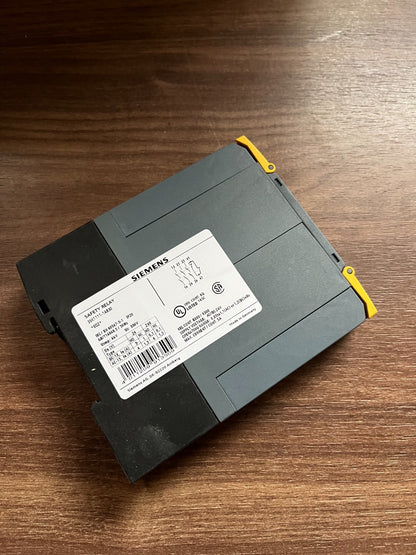 Siemens 3SK1111-1AB30 Sirius Safety Relay 24V AC/DC 3NO+1NC Used Spare Unit