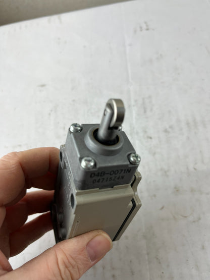 Omron D4B-4171N Limit Switch Roller Plunger 1NO/1NC 10A IP67 Used Spare Unit