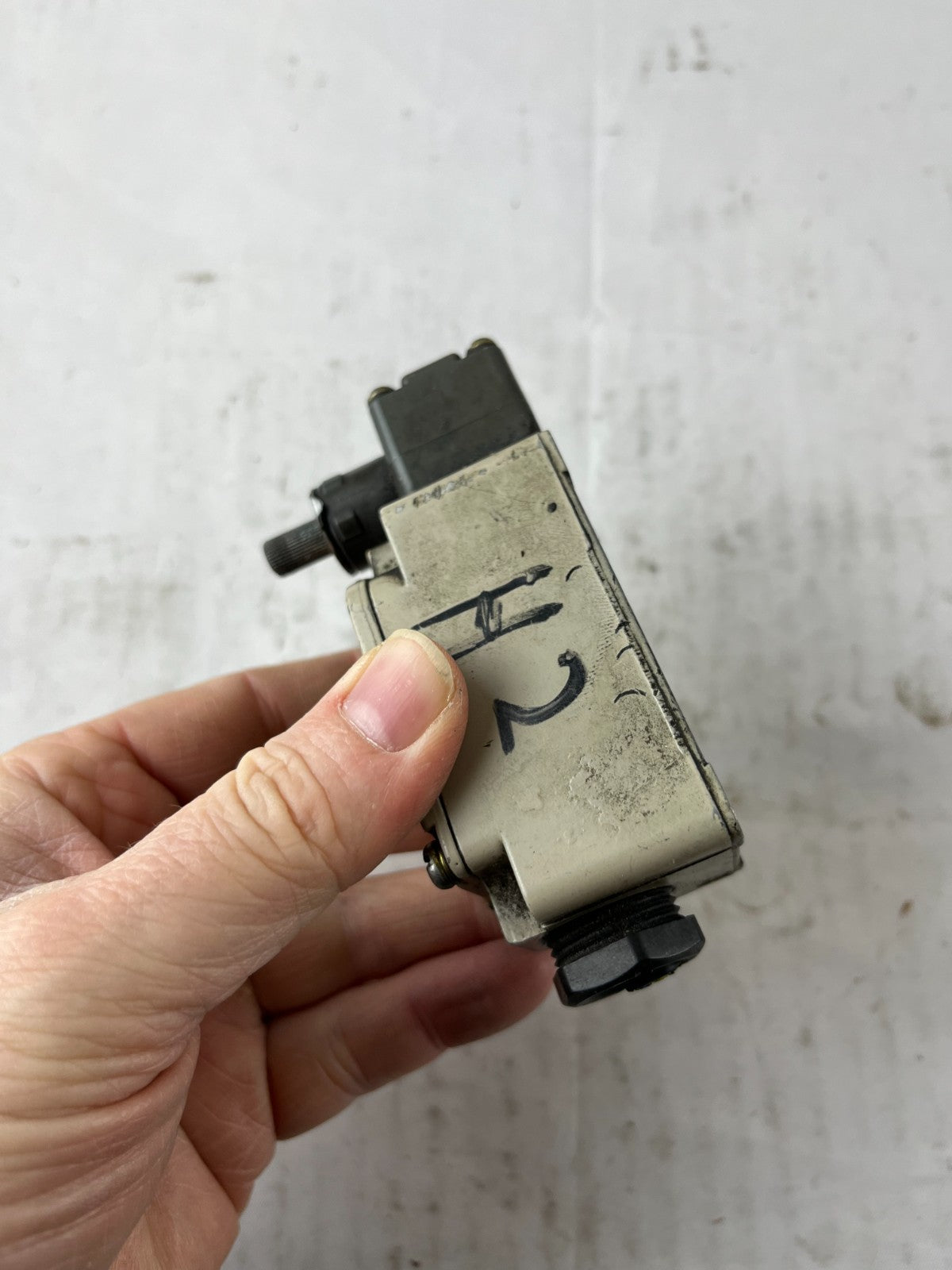 Omron WL Limit Switch WL3A2-G 10A 500V Rotary Shaft Used Spare Unit