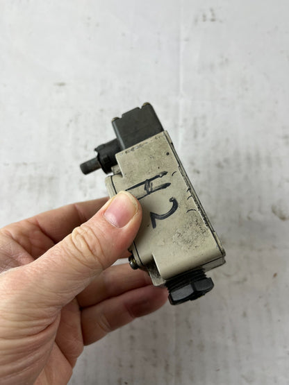 Omron WL Limit Switch WL3A2-G 10A 500V Rotary Shaft Used Spare Unit