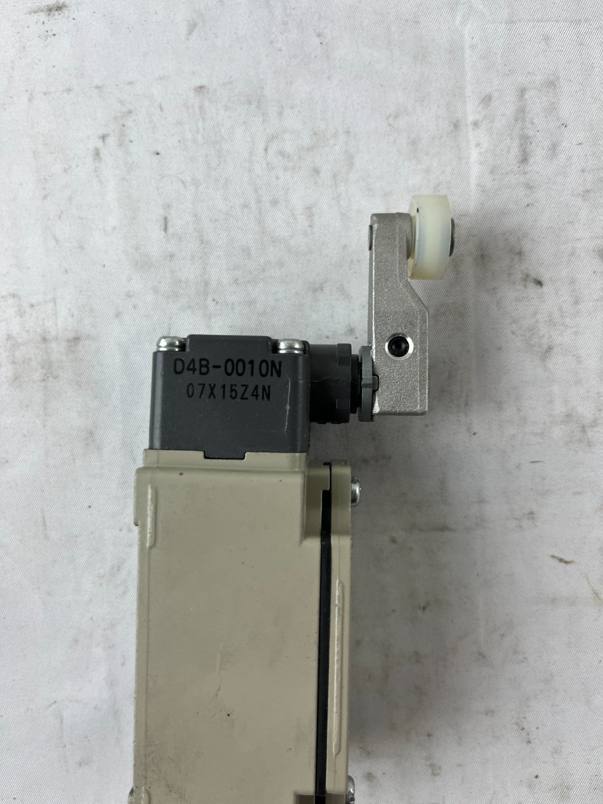 Omron D4B-4A11N Limit Switch Roller Lever IP67 2A 400V Industrial Used Spare