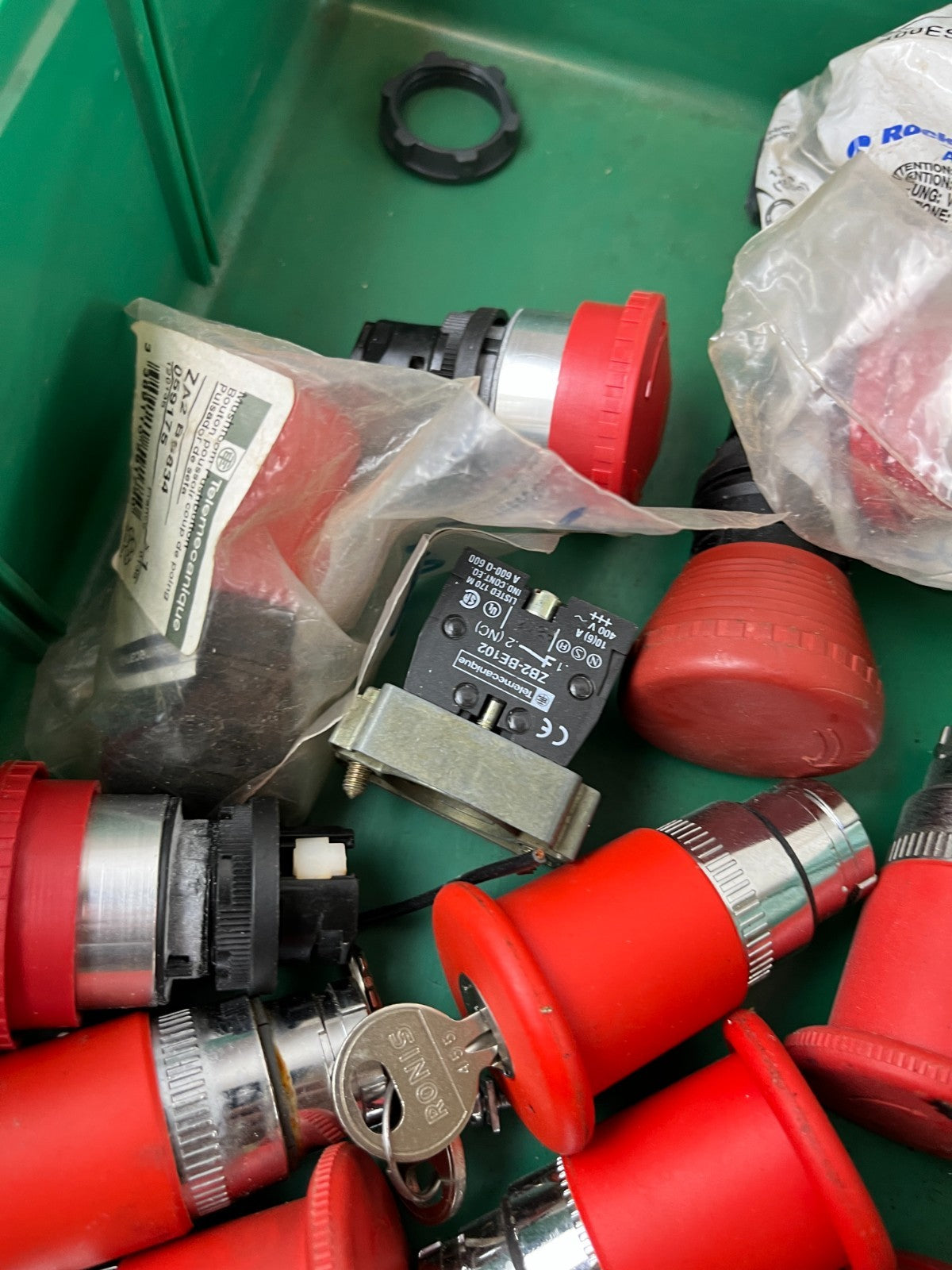 Mixed Lot – Emergency Stop Pushbuttons, Keyed E‑Stops, Contact Blocks Used + New